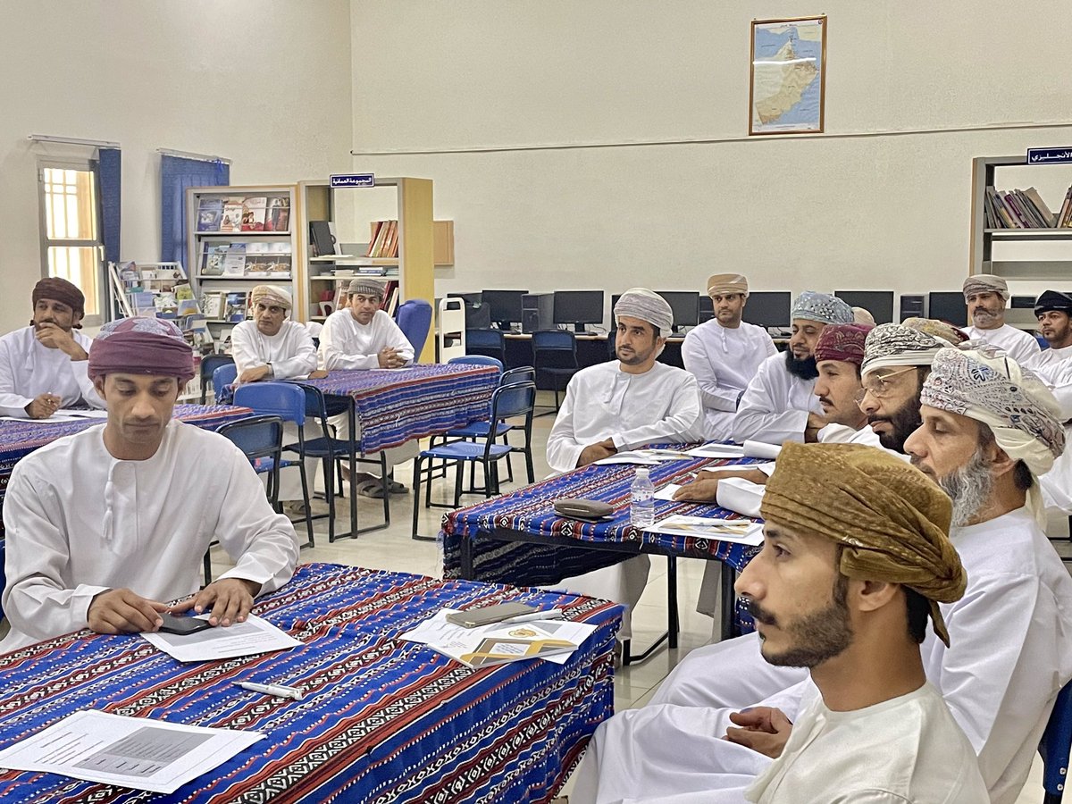 ضمن برنامج أسبوع الإنماء المهني بالمدرسة تم افتتاح البرنامج بورشة أساسيات اللغة الإنجليزية من تنفيد جماعة اللغة الإنجليزية بقيادة الأستاذ : مرهون بن علي المقبالي ( معلم أول لغة إنجليزية ) قدم من خلالها المهارات الأساسية في اللغة الإنجليزية مع تطبيق عملي تفاعل معها جميع المشاركين.