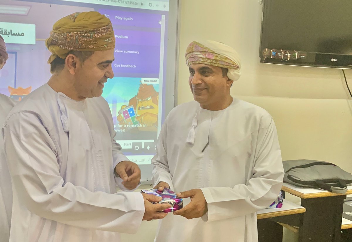 تواصلت فعاليات برنامج أسبوع الإنماء المهني من خلال الجلسة الثانية لمادة الدراسات الإجتماعية حيث تم تقديم مسابقة ثقافية في المادة بقيادة الأستاذ : سالم بن مسلم الهنائي ( معلم أول دراسات إجتماعية .