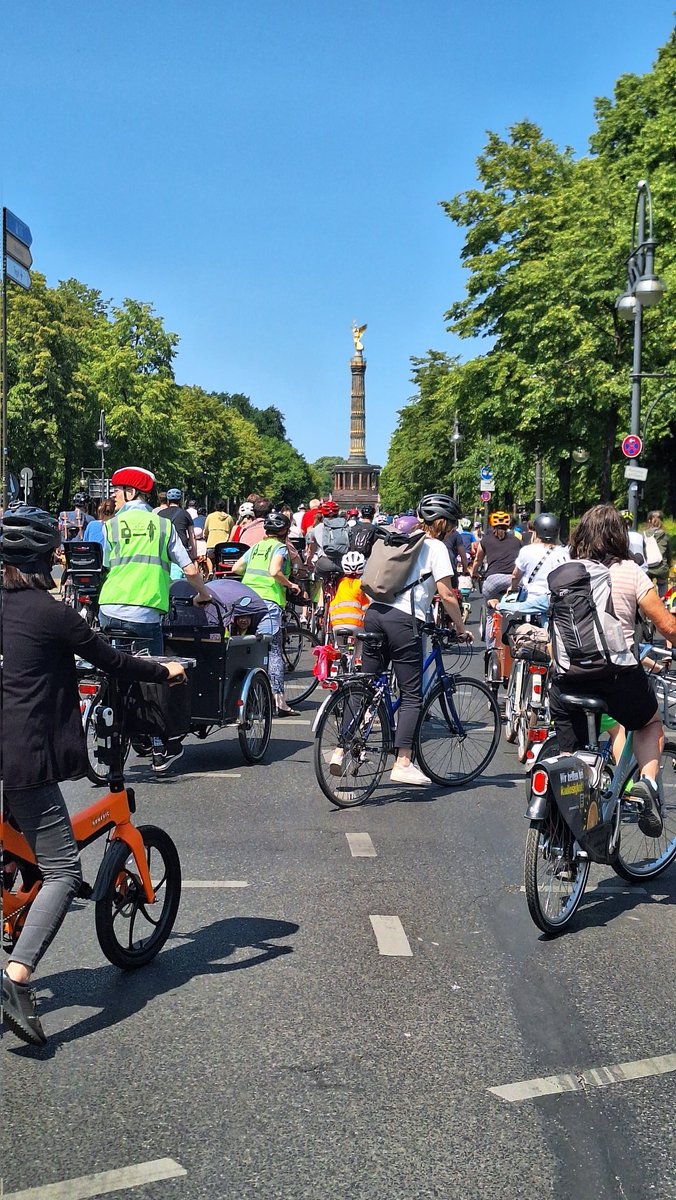 Voller Erfolg. 50.000 Radfahrer:innen, groß und klein, auf der #Sternfahrt in Berlin. Ein starkes Signal für das #Fahrrad, für die #Verkehrswende und die #RADvolution. Wow. So geht miteinander.