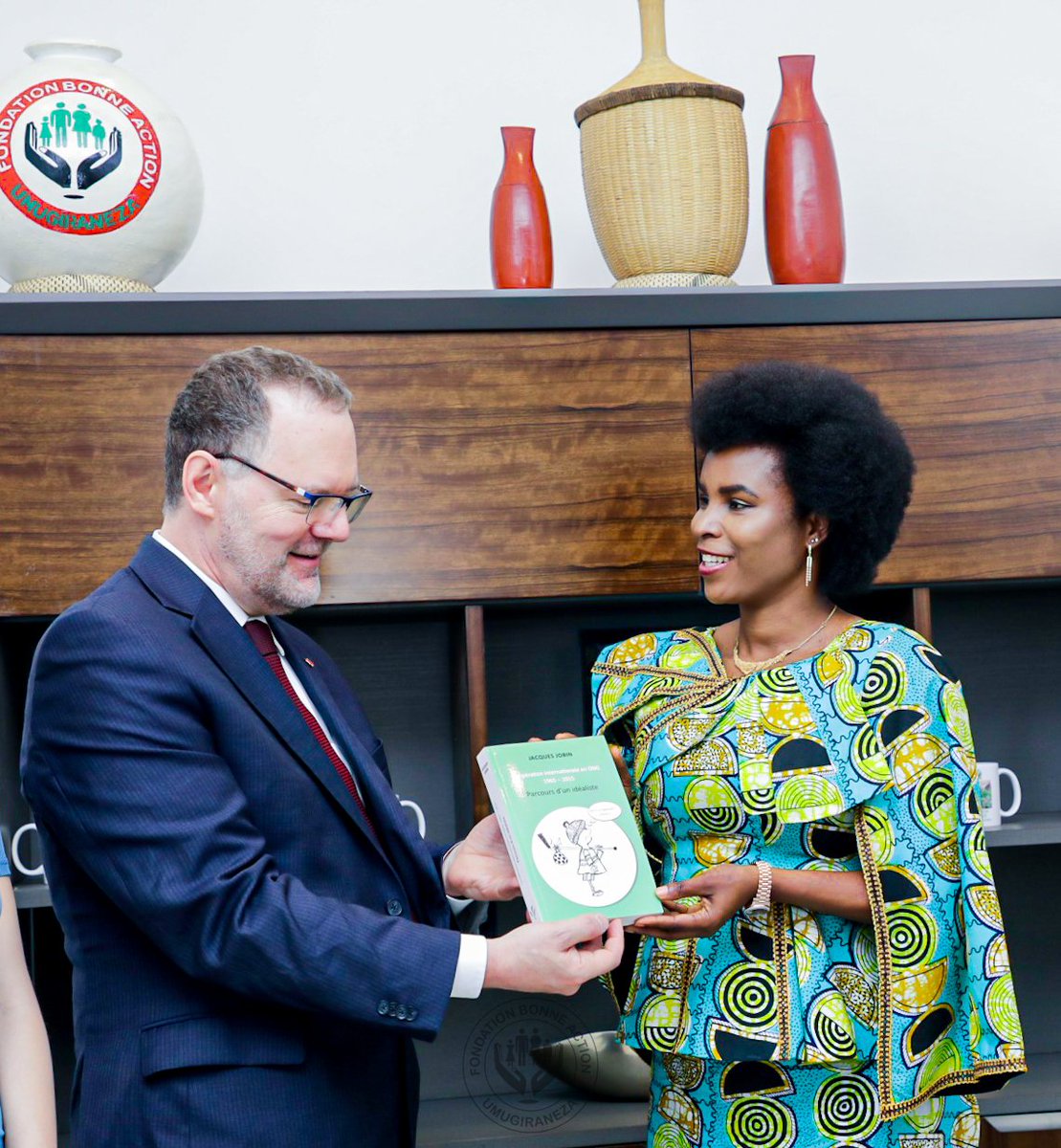 OPDD_Burundi's tweet photo. Ce dimanche, SE @Burundi1stLady a reçu en audience l'Ambassadeur Stéphane Jobin,le représentant du Gouvernement Canadien au sein de @_AfricanUnion. Ce dernier a apprécié les initiatives de la Première Dame liées surtout  à la promotion de la santé et à l'autonomisation des femmes https://t.co/qTnglLN5yk