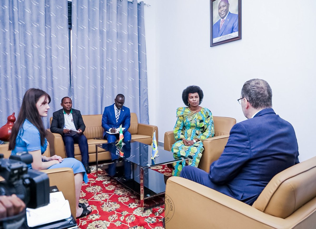 Ce dimanche, SE <a href="/Burundi1stLady/">Angeline Ndayishimiye Ndayubaha</a> a reçu en audience l'Ambassadeur Stéphane Jobin,le représentant du Gouvernement Canadien au sein de <a href="/_AfricanUnion/">African Union</a>. Ce dernier a apprécié les initiatives de la Première Dame liées surtout  à la promotion de la santé et à l'autonomisation des femmes