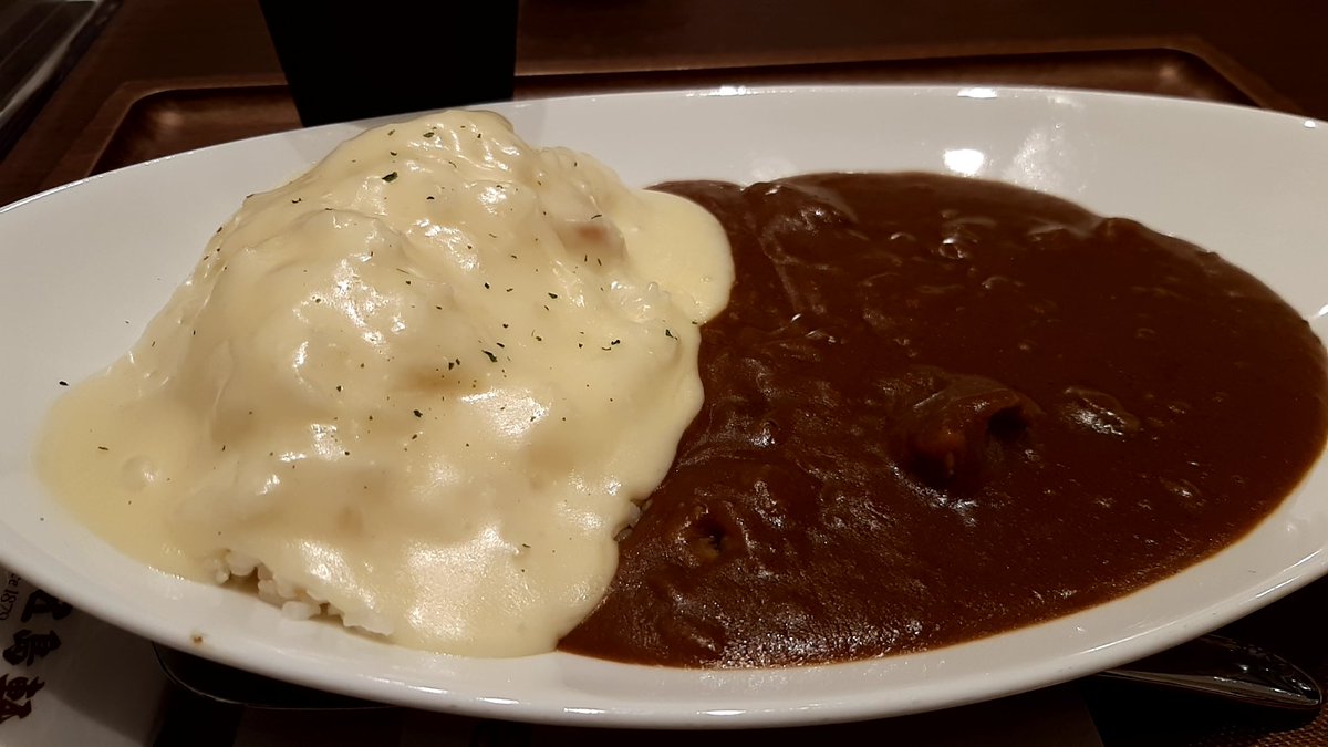 新千歳空港の五島軒でチーズカレー。
これでおおよそ2000円！
贅沢しました💦