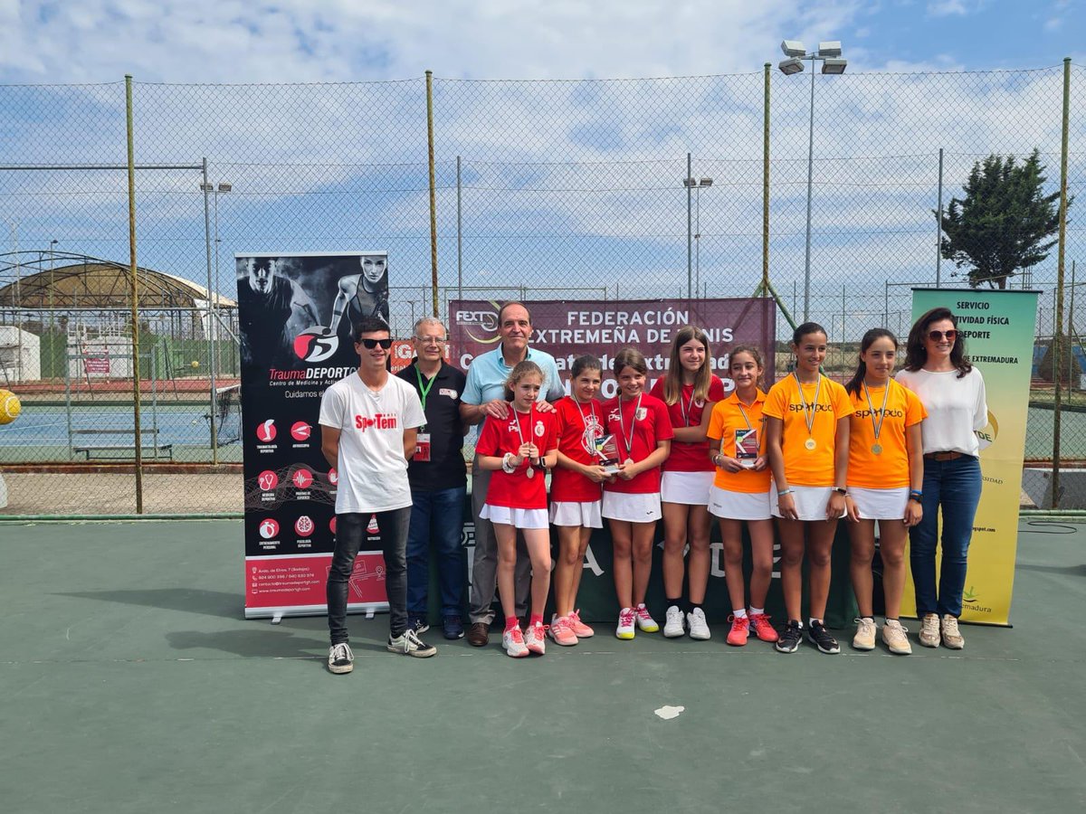 FedExtTenis's tweet photo. Sportocio se ha proclamado Campeón de Extremadura Alevín por Equipos al imponerse las chicas a @CabezarrubiaCC ,  y el equipo A ganaba al C en la final masculina, asistieron a la entrega de trofeos @RomanMargalloP Pte. de @FedExtTenis y Soledad Arroyo Subdirectora de @safydeuex https://t.co/jAOdCroPU0
