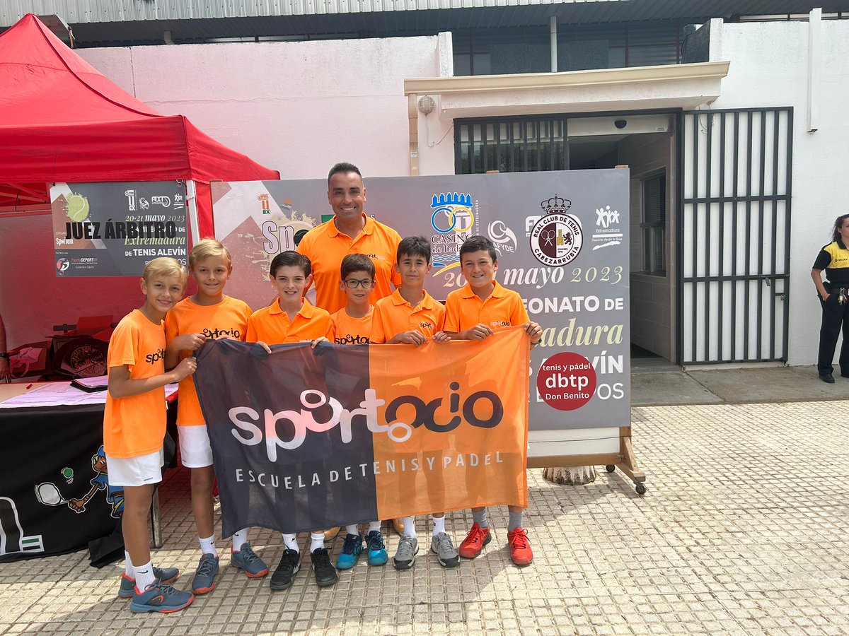 FedExtTenis's tweet photo. Sportocio se ha proclamado Campeón de Extremadura Alevín por Equipos al imponerse las chicas a @CabezarrubiaCC ,  y el equipo A ganaba al C en la final masculina, asistieron a la entrega de trofeos @RomanMargalloP Pte. de @FedExtTenis y Soledad Arroyo Subdirectora de @safydeuex https://t.co/jAOdCroPU0
