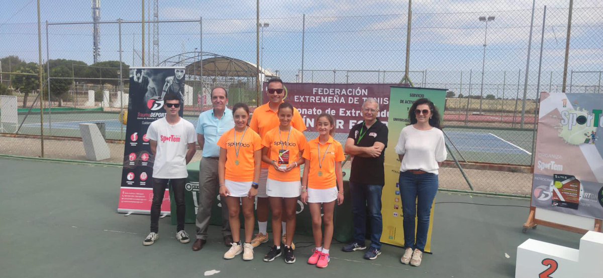 FedExtTenis's tweet photo. Sportocio se ha proclamado Campeón de Extremadura Alevín por Equipos al imponerse las chicas a @CabezarrubiaCC ,  y el equipo A ganaba al C en la final masculina, asistieron a la entrega de trofeos @RomanMargalloP Pte. de @FedExtTenis y Soledad Arroyo Subdirectora de @safydeuex https://t.co/jAOdCroPU0