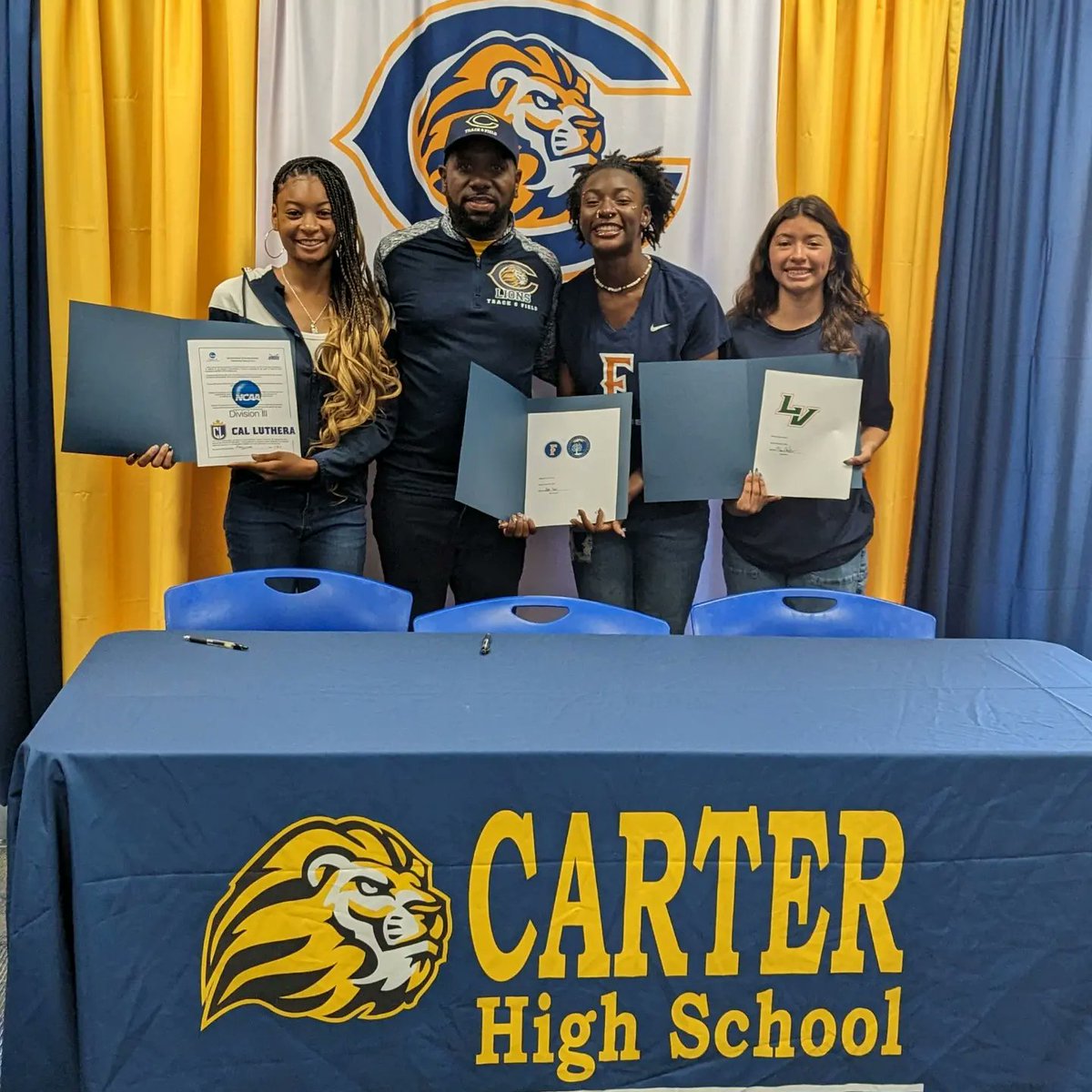 coachmarshall09's tweet photo. 3 more athletes signed scholarships from our Track & Field program at Carter High School and will be taking their Track & Field abilities and education to the collegiate level...ππΏββοΈπββοΈππΎββοΈπ¨β
οΈπ―ππΏ @RialtoUSD #CarterTrackandField #TheyTrustedTheProcess #YouGetOutOfItWhatYouPutIntoIt https://t.co/zwGJ5m6jTZ