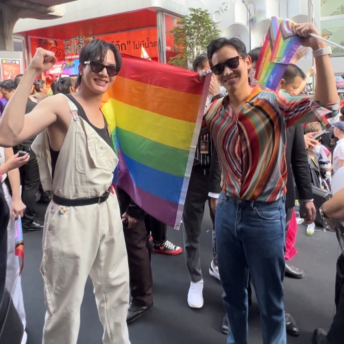 beoncloud_th's tweet photo. ��๋อง @tongthk เข้าร่วมฉลอง Pride Month ในงาน “Bangkok Pride 2023” ที่จัดขึ้นบริเวณลานเซ็นทรัลเวิลด์ 

ทางเราสนับสนุนและพร้อมให้เกียรติในความเป็นตัวเองของต๋อง รวมไปถึงความเท่าเทียมกันในสังคม  🏳️‍🌈🤍

#บางกอกไพรด์2023 
#BangkokPride2023 https://t.co/GvK6Hrm1Eh