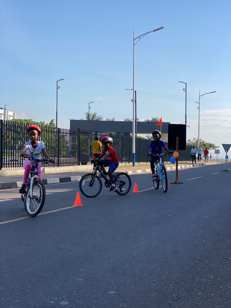 RWBookmobile's tweet photo. Always a good exercise to learn road safety through play 
#CarFreeDay #childrenbikecorner https://t.co/oA8tsTjqEc