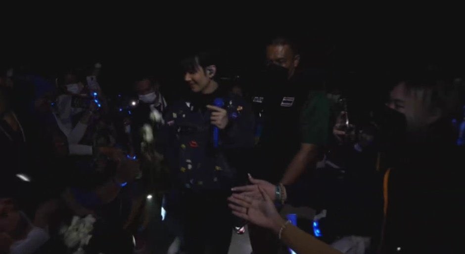 BubblesBrasil's tweet photo. 📸| O BUILD DISTRIBUINDO FLORES PRAS FÃS 😭💙

@JakeB4rever #Buildthe1stConcert
#THEREBORNOFBUILD https://t.co/Orzj4LmX8T