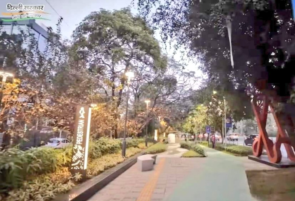 Ugly, unnecessary, unplanned - BMC's beautification of #Mumbai is an awful waste of money & electricity. Bad for trees, birds & likely to cause electrocution deaths in the rains.

BMC should learn from #Delhi Govt - elegant & useful lighting, street furniture & aesthetics 🙌🏻❤️😍