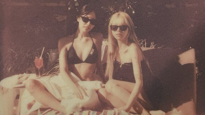 godmitzu's tweet photo. Mina: "I thought you wanted the Australia swimming pool pictures so badly ... ㅋㅋㅋㅋ"
Chaeyoung: "Anyone curious about our summer?"

WE'RE FIGHTING FOR OUR LIVES OUT HERE AND THIS IS JUST A JOKE TO THEM 😵‍💫😵‍💫 https://t.co/MggfpOMKOs