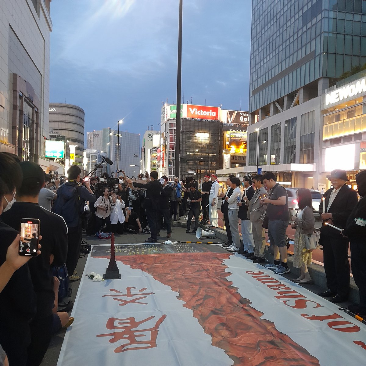 1989 Tiananmen student leader Mr Zhou Feng Suo holding bloodied towel from the 4th of June massacre at the 34th memorial service in Shinjuku, Tokyo, on 4.6.2023

#tiananmensquare #tiananmensquaremassacre #junefourth #whitepaperrevolution #A4revolution
#白纸革命
#自由民主