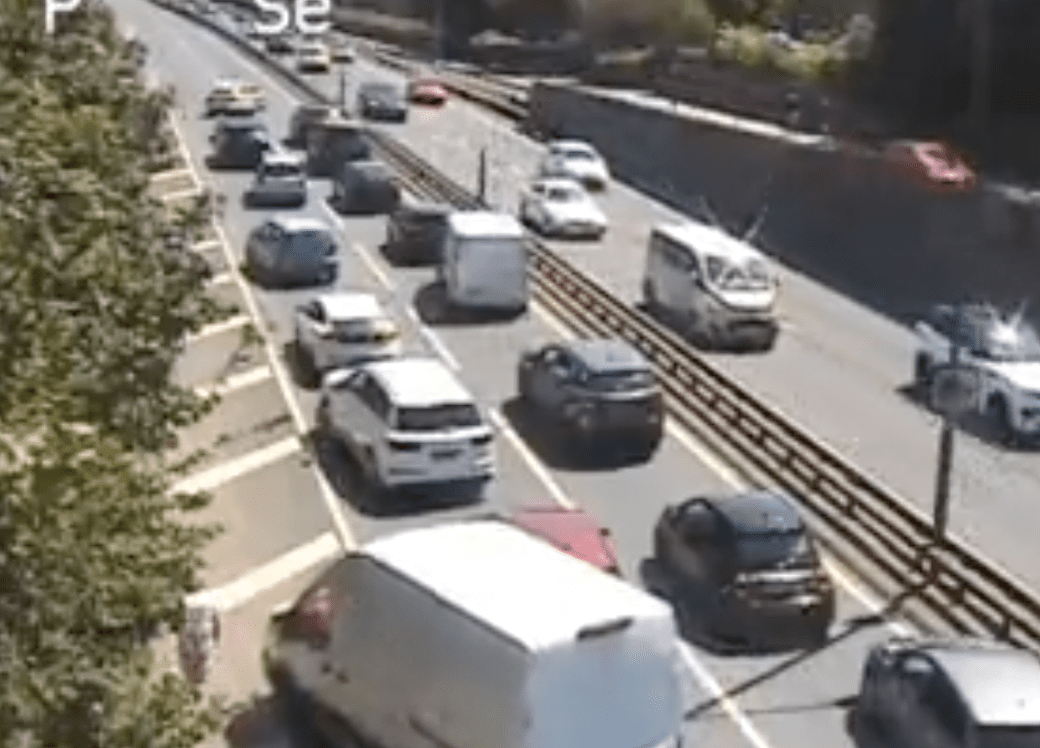 A shocking and distressing incident occurred on Sunday afternoon at approximately 1 pm, as a person was discovered hanging from a footbridge at the junction of Wellan Close and Parkmead in Blackfen. Emergency services, including the police, fire crews,

uknip.co.uk/Breaking/News/…