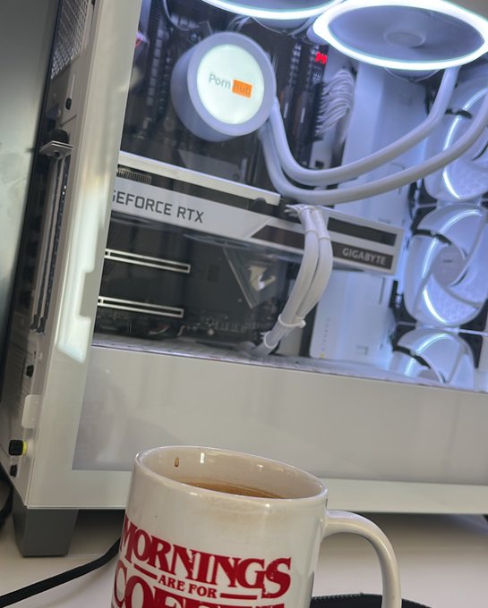 Koffie en computers > https://t.co/pgrJ0ZGspR
