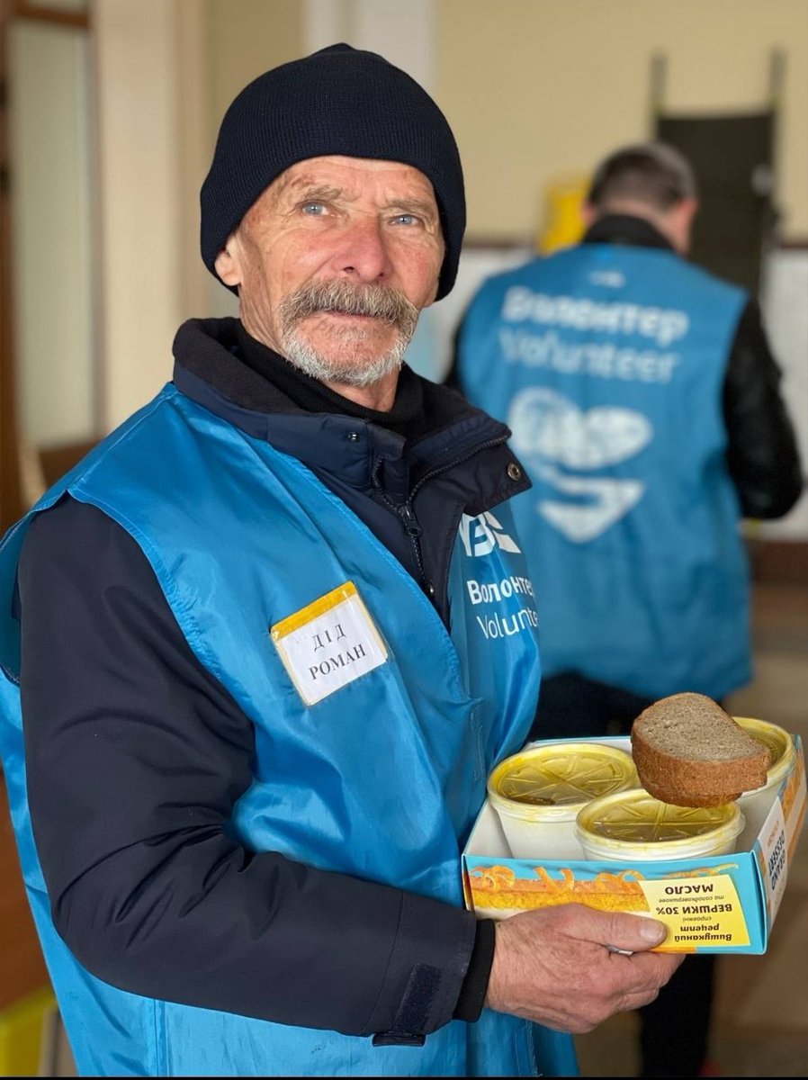 Ukrainischer Widerstand hat viele Gesichter. Roman ist mit 76 der älteste Volontär am Hbf Lviv. Seit Kriegsbeginn fast täglich da, empfängt Flüchtlinge, verteilt Essen, sucht Unterkünfte, hört zu. 12 Stunden am Stück ist er dann auf den Beinen und hält so das Land am laufen.