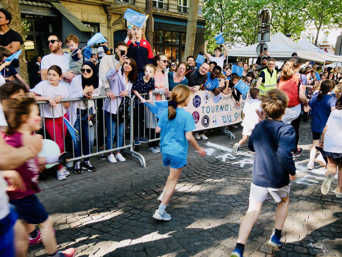 Tournoi des écoles du 9e: Jour 2 avec l’épreuve de course à pied 🏃‍♀️. 12 écoles élémentaires participantes. 1500 coureurs du CP au CM2 et des milliers de parents supporters avenue Trudaine !