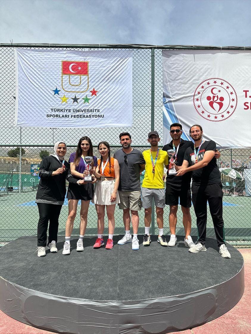 mimarlikartuklu's tweet photo. Şırnak'ta yapılan Türkiye Üniversite Sporları Federasyonu 2. Lig müsabakalarında Bölümümüz 4.sınıf öğrencisi Fatma Akboğa'nın yer aldığı MAÜ Tenis Takımı, turnuvayı 2. sırada tamamlayarak TÜSF Tenis Süper Ligi'ne çıktı. Fatma'yı, takım arkadaşlarını ve antrenörlerini kutlarız. https://t.co/8h13wTHjx0