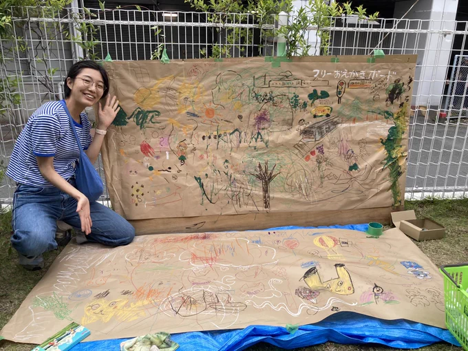 高円寺アパートメントマルシェ大盛況にて無事終わりました〜!お絵描き参加してくれたお子様方ありがとうございました!(我が子も私のグッズのハンカチを巻いて参戦) みんな積極的にキャンバス埋めてくれてパワー溢れる一日でした