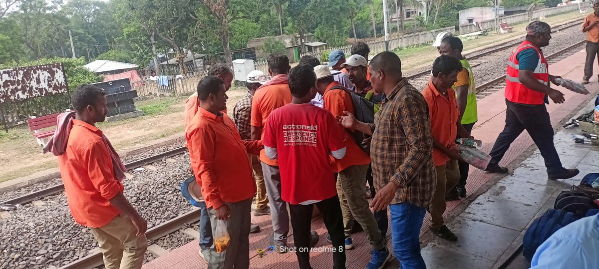 Together with Odisha Viklang Manch, the volunteers associated with us were on the ground today, responding to the extremely tragic #OdishaTrainAccident. They extended their assistance to the railway labourers working towards restoration, the police personnel and the passengers