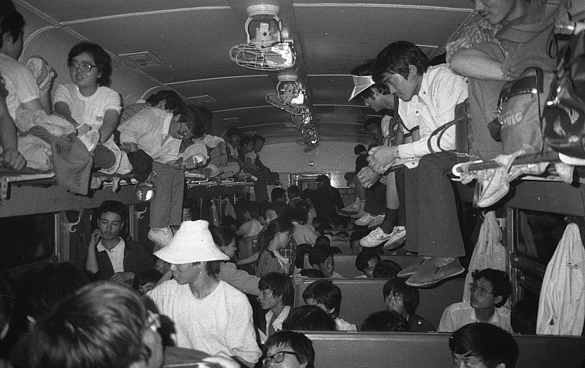 majian53's tweet photo. Every year on 4 June, I think of this train I took from Shanghai to Beijing in May 1989, crammed with brave, earnest students desperate to join the protests in Tiananmen Square. The ideals of freedom and democracy they peacefully fought for will never die. https://t.co/alnMwEeWMb