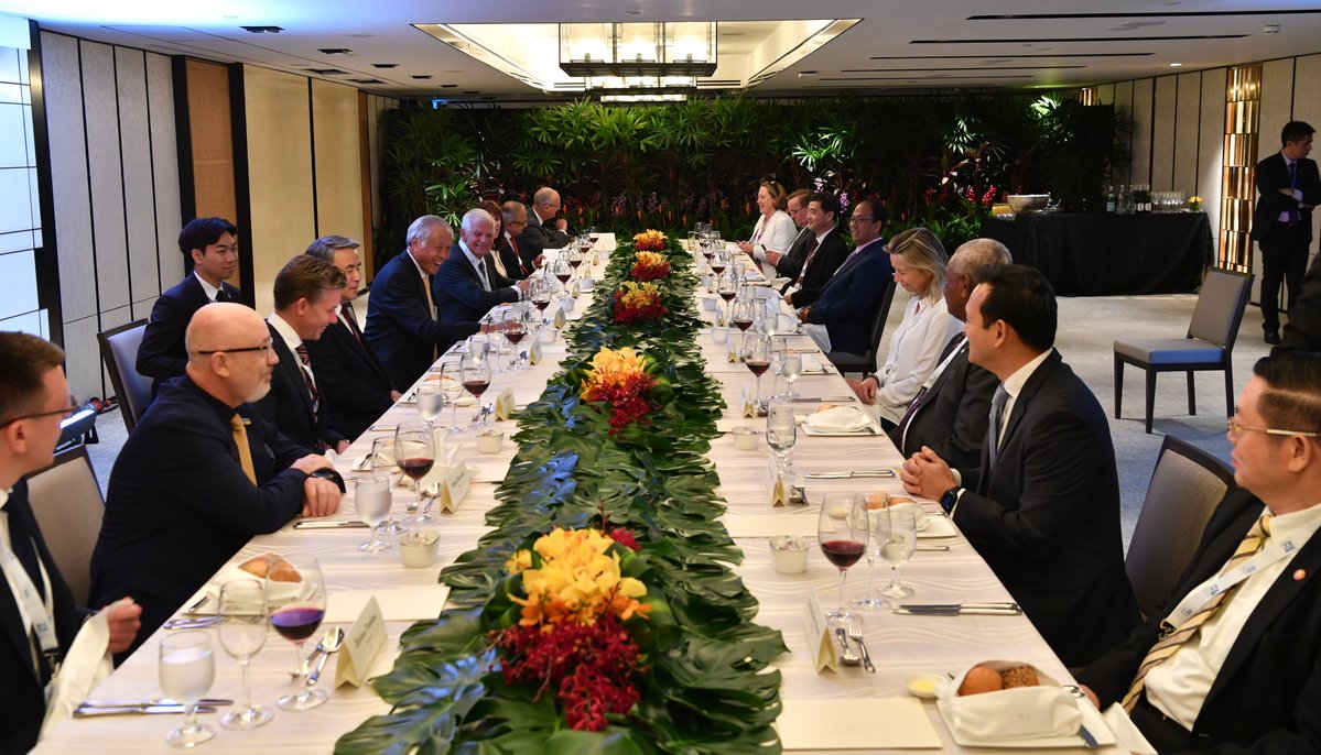 mindefsg's tweet image. Dr @Ng_Eng_Hen hosted Ministers and their reps to a Ministerial Roundtable, after his speech at the 7th #SLD23 Plenary Session. 
@hourn_kao @piotikoduaduafj @dndphl @carreirash @SagalaRatnayaka @PlJonson @KajsaOllongren @ROK_MND @PistoriusBoris @annietrev @oleksiireznikov @zaqym