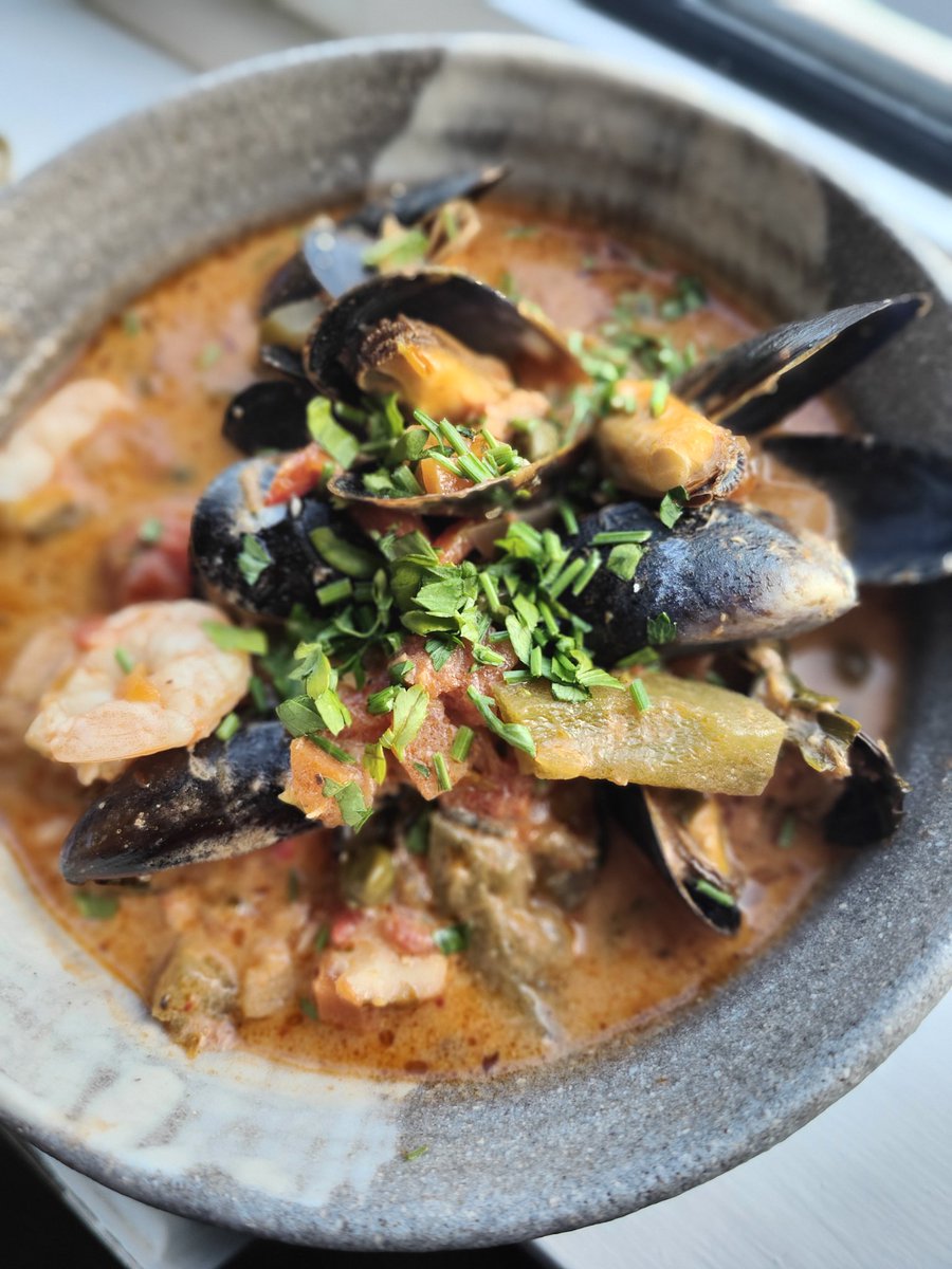 I love cooking for others but it's so lovely when others cook for you 🥰 Rick whipped up this seafood stew yesterday and it was just what I needed after work. Delicious! 💖