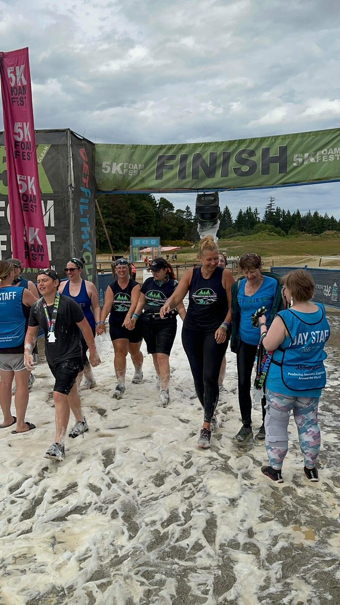 tarastravels's tweet photo. Good, clean (and dirty!) fun today with some of my @vipeakers pals! First obstacle race course I’ve done, and absolutely loved it. Muddy, soapy, and grinning all the way through haha!! 🙌🏼😁💪🏼 #5KFoamFest #TeamVIPeakers #MPC2023 @MyPeakChallenge @SamHeughan #peakerfun #mpc https://t.co/8b4ErAVFDC