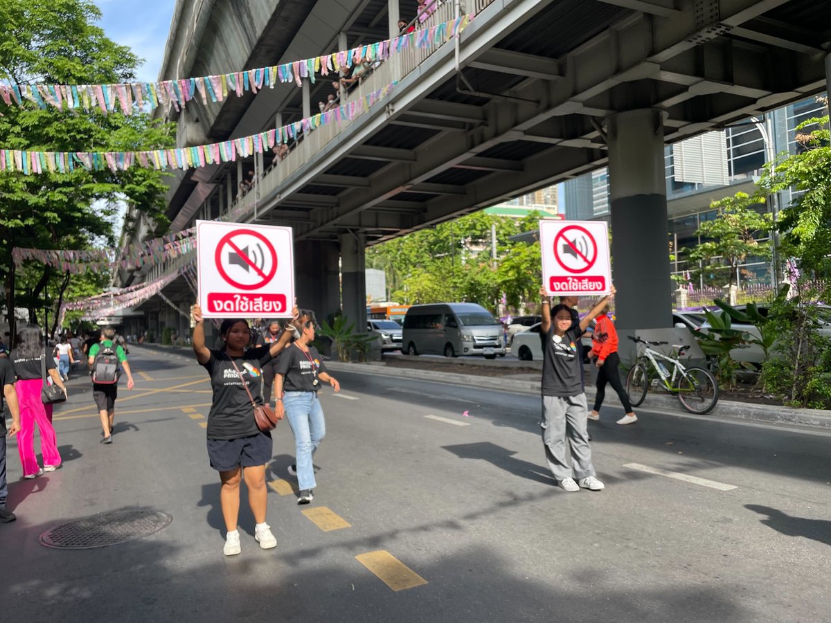 บริเวณหน้าวัดปทุม ผู้จัดงานขอให้ขบวนงดใช้เสียง โดยระบุว่า เพื่อให้รำลึกถึงการเสียชีวิตของเหล่า LGBTQIA+ จำนวนมากที่จากไปเพราะอคติทางเพศ แต่หลังจากผ่านหน้าวัดแล้ว ขบวนจะกลับมาครื้นเครงเหมือนเดิม

#BangkokPride 
#บางกอกไพรด์2023