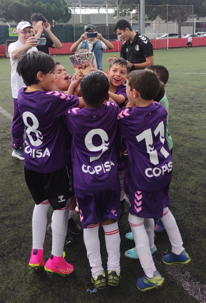 CELHFutbolBase's tweet photo. [MARCADOR PREBENJAMÍ]

🏆 Torneig del @CNTfutbol
📊 Fase Prèvia
✅️ PBC 4-0 @CEOlimpic
⚽️⚽️ Randy
⚽️ Enzo
⚽️ Pedro
✅️ @CNTfutbol 0-5 PBC
⚽️⚽️ Pedro
⚽️⚽️ Eric
⚽️ Randy

🏅 FINAL
✅️ PBC 4-1 @uecastellar
⚽️⚽️ Enzo
⚽️⚽️ Pedro

🎉L'equip d'@adri2007hospi i @Pauuul0201, CAMPIÓ! https://t.co/8w6v8wG0h8