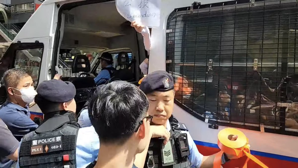 arresti a #HongKong adesso

(aprite le foto e notate i cartelli)