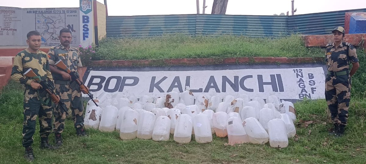 Intervening night of 3rd/4th June,#AlertTroops of BOP-Kalanchi @BSF_SOUTHBENGAL carried out a special operation at the International border of Dist-N24PGS(WB)& Seized 47 Polybag fish seed worth ₹3.3 Lakh,being smuggled from India to Bangladesh.
#FirstLineOfDefence