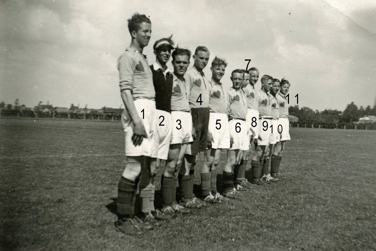 Jaren '50: een elftal van <a href="/VELOVoetbal/">VELO Voetbal</a> staat klaar op het veld aan de Harry Hoekstraat. Wie weet wie deze mannen zijn? Reacties op facebook.com/hvwateringen of 📧 foto@hvwk.nl.

#Wateringen #geschiedenis #foto #history #photo #voetbal #football #Westland
