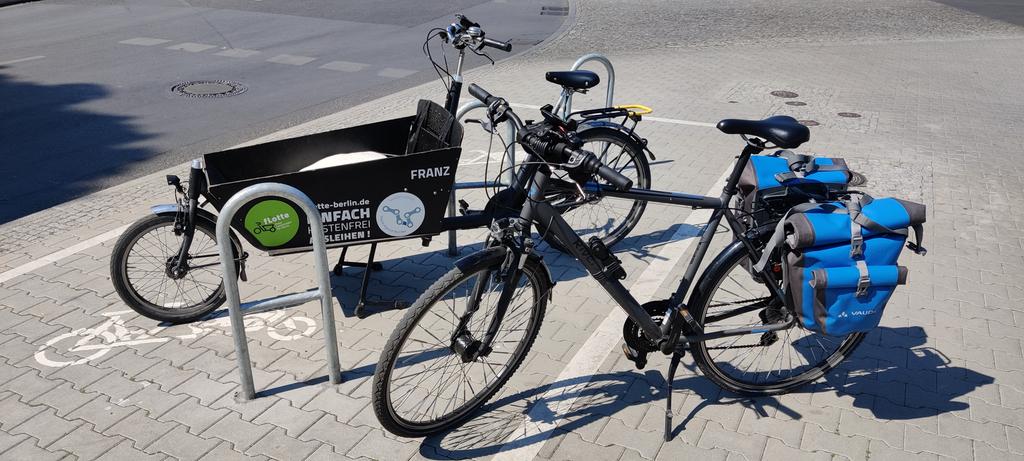 Aufgesattelt und bereit für die #Sternfahrt #Sternfahrt2023.

Unterstützt werden wir durch Franz von @fLotteBerlin.

Jetzt auf die Route aus Friedrichshagen warten. 

♥️🚴🚴‍♀️♥️ @ADFC_Berlin