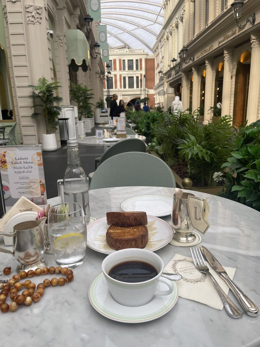 انت ياللي صوتك العذب تعديلة مزاج.
كن صوتك لاصبح الصبح فنجال قهوة.
يسعد صباحكم ومساكم بالمسرات