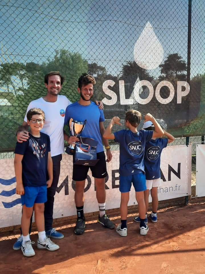 Jeu_Set_EtMatch's tweet image. [#ITF] Lucas #Poullain (n°414) 🇫🇷 s&apos;est imposé à #Carnac (France, M25, terre battue) ! Ce samedi, en finale, il a battu Antoine #Hoang (n°346) 🇫🇷, tête de série n°2, en trois sets 4-6, 6-2, 6-2. À 27 ans, c&apos;est là son sixième trophée en Futures.

📸 : @snuctennis