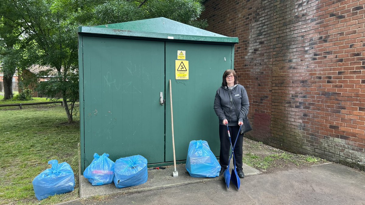 Out this morning with my brilliant #BromfordandHodgeHill ward colleague Cllr @Diane4HodgeHill clearing up a piece of land on Brockhurst Road We litterpicked, sorted out the twigs, swept the area and bagged it up for @BhamCityCouncil collection👏🏽🙌🏽 #CleanerBromfordandHodgeHill💚