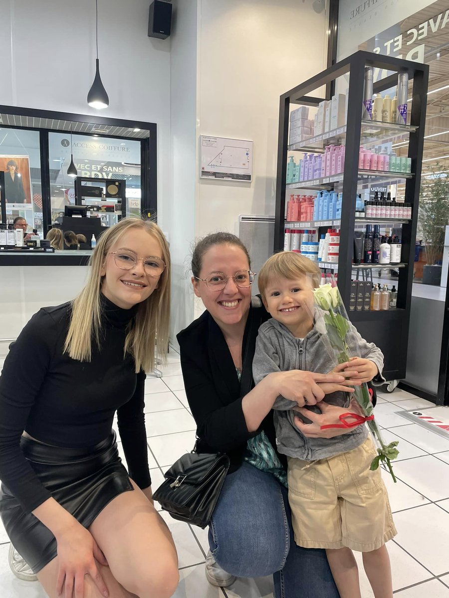 accesscoiffure1's tweet photo. Access Coiffure a toujours voulu être proches de ses clientes.
La Fête des Mères est un évènement important. 
Parfois, nous sommes les seuls à avoir cette attention pour elles. 
Beaucoup d'émotions ce Samedi 03 Juin dans nos salons.
Projet BESTE
#access #coiffure #joie https://t.co/WEr53x0jd4