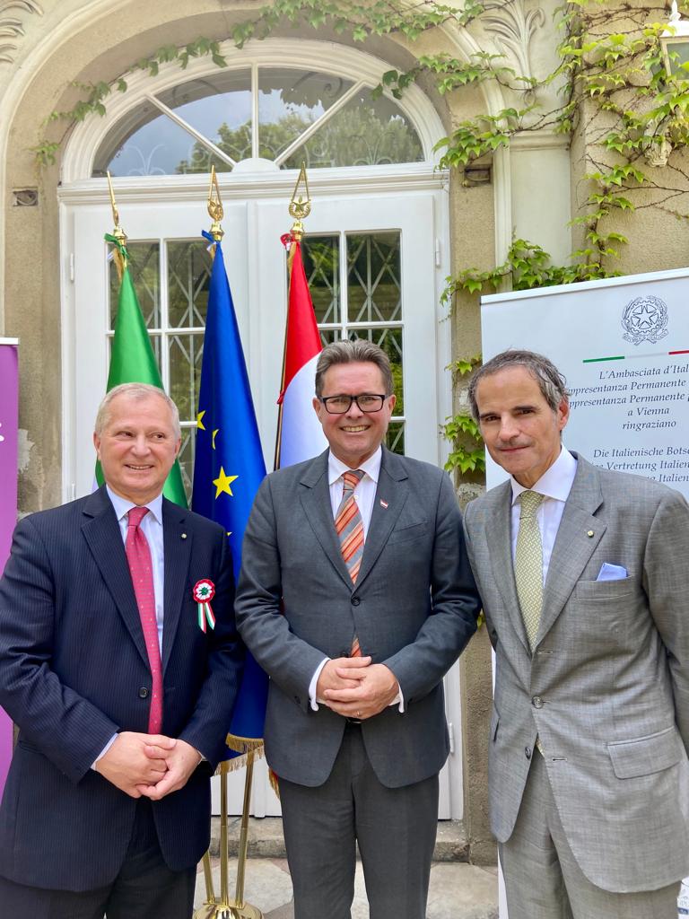 StefanoBeltram9's tweet photo. 🇮🇹🇪🇺🇦🇹 Nationalfeiertag Italiens in Wien. Vielen Dank  an alle und insbesondere an: den Minister @MartinPolaschek , den Präsidenten @robertoocchiuto @La_Calabria, @rafaelmgrossi @GhadaFathiWaly @diplosor @ItalyMFA_int  &amp; die Sponsoren @GENERALI @eni @Leonardo_IT @bankaustria... https://t.co/duyQjRsB45
