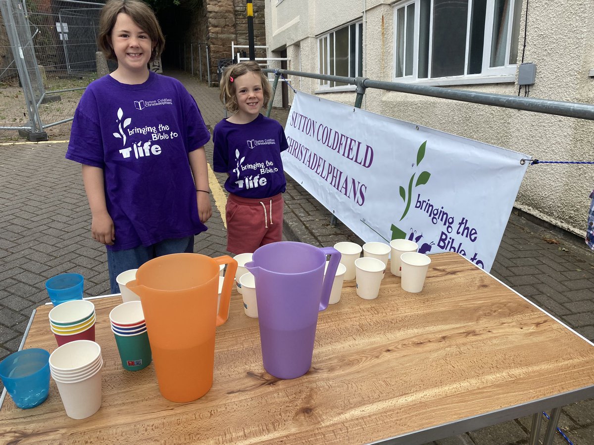 DebBeebuzz's tweet image. #suttonfunrun need some
Pins or last minute wee stop!