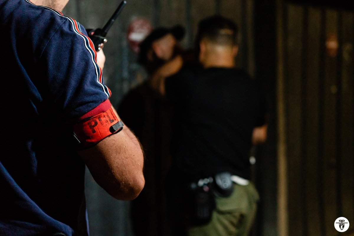 Cette nuit, Champ-de-Mars à #Paris7, les policiers de la BAC ont remarqué 2 hommes au comportement suspect sur un banc aux côtés d'un touriste.

Expérience et vigilance des👮‍♂️ont parlé : les 2 individus ont fini par subtiliser le 📱du touriste.
➡️2 interpellations + butin restitué