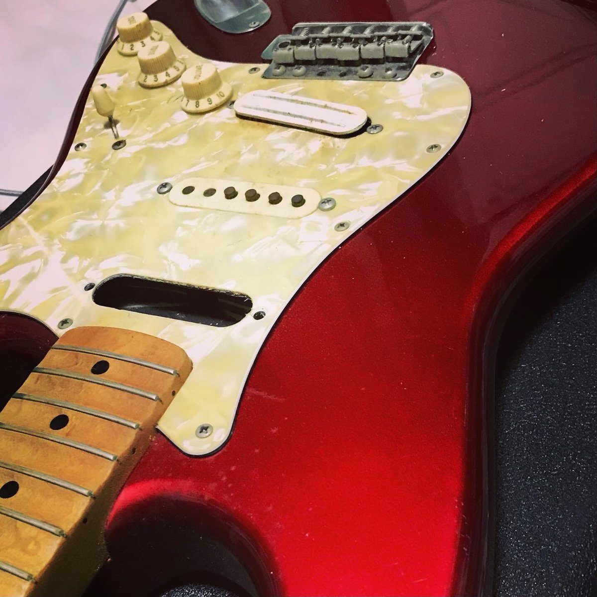 Bousouangler's tweet photo. 40年前に
高校の入学祝いに買ってもらった
フェンダージャパンST57-115。
今となっては立派な
ジャパンビンテージ?
トラスロッドが効かなくなって
放置していたのですが
ネックを交換して
復活させることにしました。
#フェンダー
#ストラトキャスター
#ST57-115
#ジャパンビンテージ https://t.co/wlJmiKQx5u