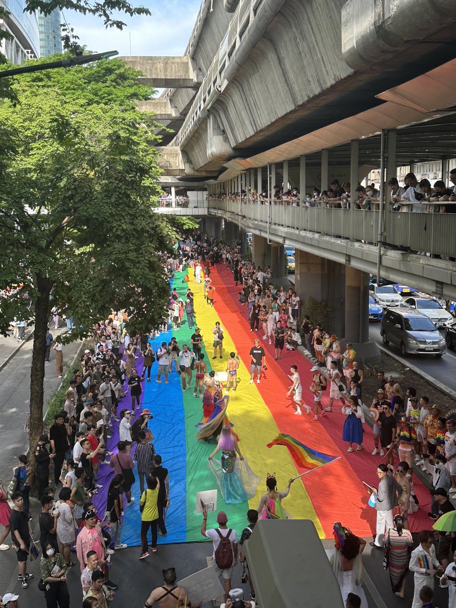 CpnLife's tweet image. #PrideForAll 🏳️‍🌈 ไทยไพรด์ไม่แพ้ใคร #BangkokPride2023 เริ่มเดินแล้ว! เดินจากหน้าสนามกีฬาแห่งชาติ แล้วไปสิ้นสุดที่ #เซ็นทรัลเวิลด์ ใครอยากจอย อินกับโมเมนต์สุดยิ่งใหญ่ แวะมาเลย หรือจะไปปักหมุดรอหน้าลาน  #centralwOrld ก็ได้ มีกิจกรรมดี ๆ ตั้งแต่ 4 โมง #BangkokPrideCTW #CentralPattana