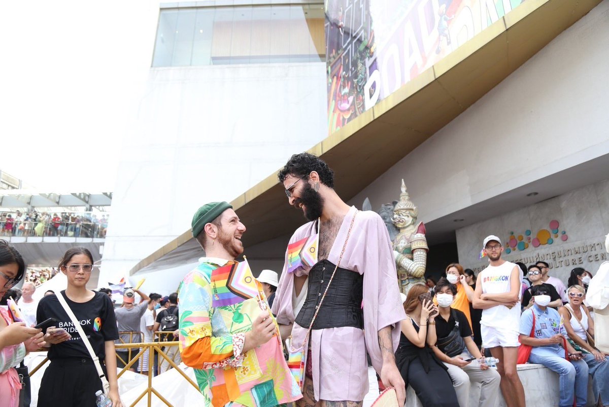 CpnLife's tweet image. #PrideForAll 🏳️‍🌈 ไทยไพรด์ไม่แพ้ใคร #BangkokPride2023 เริ่มเดินแล้ว! เดินจากหน้าสนามกีฬาแห่งชาติ แล้วไปสิ้นสุดที่ #เซ็นทรัลเวิลด์ ใครอยากจอย อินกับโมเมนต์สุดยิ่งใหญ่ แวะมาเลย หรือจะไปปักหมุดรอหน้าลาน  #centralwOrld ก็ได้ มีกิจกรรมดี ๆ ตั้งแต่ 4 โมง #BangkokPrideCTW #CentralPattana
