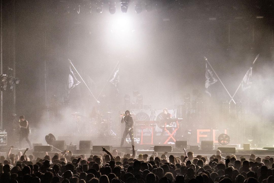 the_prodigy's tweet photo. 2nd night playing to the dutch people, It was great to be back ,,,
Thanks for avin us !ready for Novarock Vienna and Parklife Manchester later this week,, RUCKUS !!!!
#theprodigy
#armyoftheants
#weliveforever

Photos by Mike Van Cleven and @bvdp76 https://t.co/NL1pxeSHiN