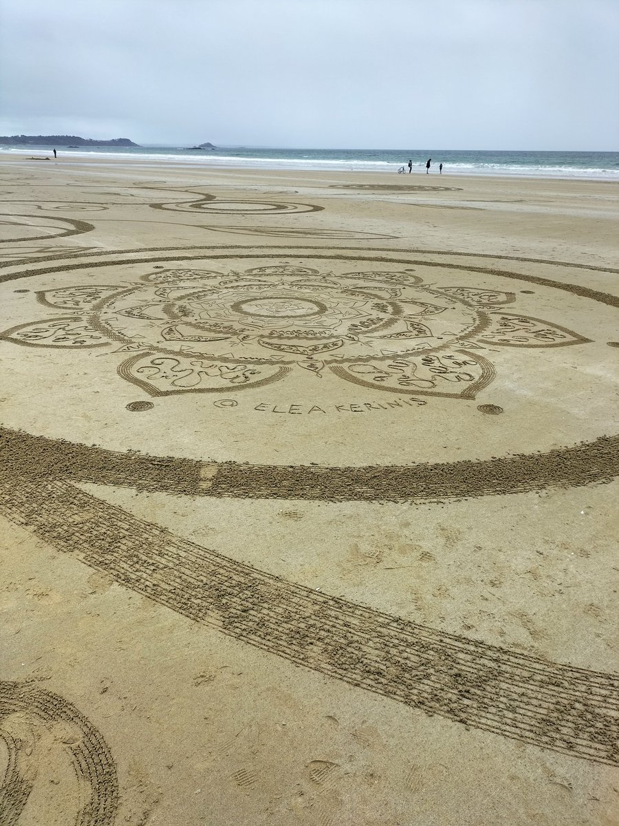 ⛱️ Art éphémère breton.

😉 @CarlaBZH & @HatierRegionSud 

😉 @mathsenvie & @DeRegards 
 #géométrie #mathsart #mathslove #landart 

📸 (perso, souvenir). Février 2023.
#bretagne 😍 #bienêtre 😎 #gr34 🥾