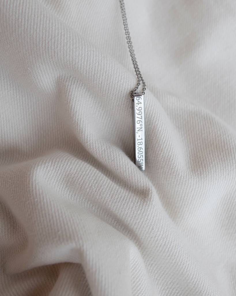 Tu veux surprendre quelqu'un avec un cadeau unique ? 🎁 Offre-lui un collier avec les coordonnées de ton endroit spécial 🗺️ . . . #cadeau #cadeaux #cadeaupersonnalise #cadeauxpersonnalises #promisera⁠ #occasion