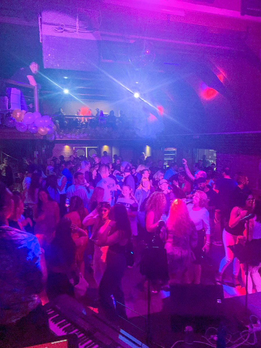 decinsko's tweet image. Úspěšné rozloučení se sezónou ve Škuneru! Válečníci, trenér a zábava až do rána. A ano, tancovala se i Macarena! 💃 Klubová disco hymna: Haddaway - What Is Love. Výzva: hrát pro AJ Waltona v plném klubu R&amp;amp;B. #Škuner #Válečníci