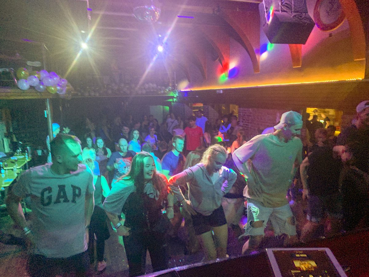 decinsko's tweet image. Úspěšné rozloučení se sezónou ve Škuneru! Válečníci, trenér a zábava až do rána. A ano, tancovala se i Macarena! 💃 Klubová disco hymna: Haddaway - What Is Love. Výzva: hrát pro AJ Waltona v plném klubu R&amp;amp;B. #Škuner #Válečníci