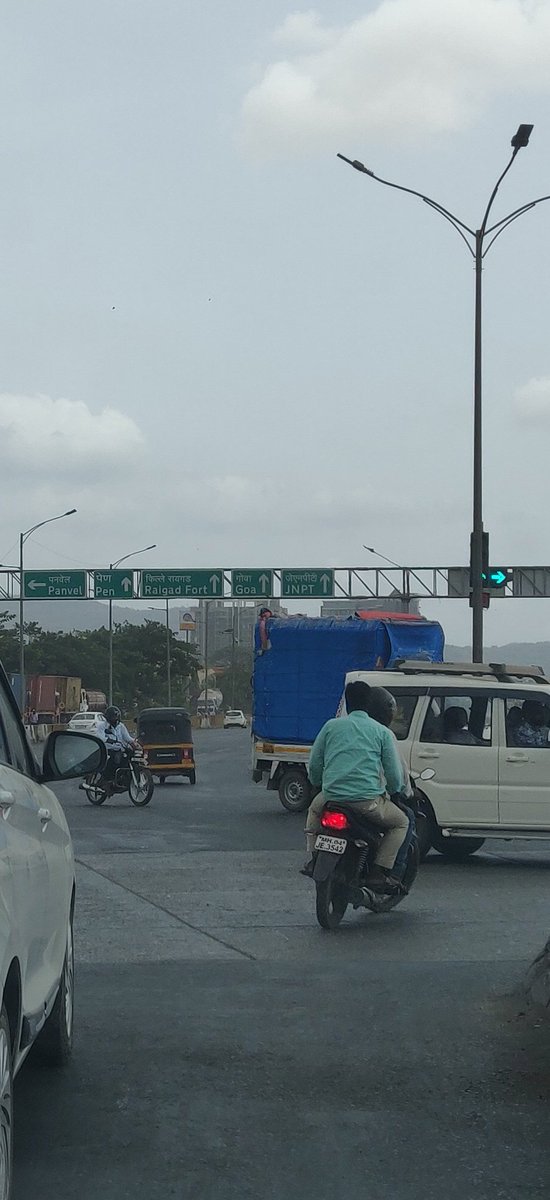 Vikrant23210690's tweet photo. @Navimumpolice 

Location: Kalamboli Circle.
Traffic signal hidden by lamp post. https://t.co/cmqRC5GtNz