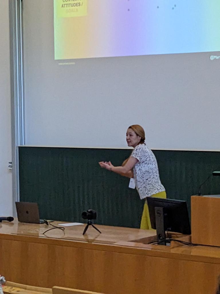 @MartinaMitz Talks about #uxstrategy as business therapy. Engaging the crowd as always. 🤩 #uxce23